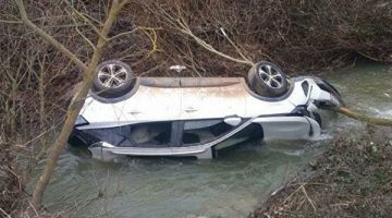 Silivri’de bir garip kaza: Otomobil dereye uçtu!