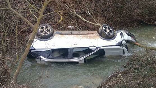 Silivri’de bir garip kaza: Otomobil dereye uçtu!