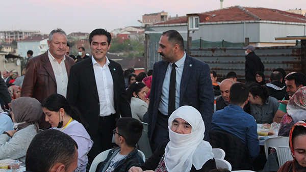 İYİ Parti Sultanbeyli, İftar Sofrasını Vatandaşla Paylaştı
