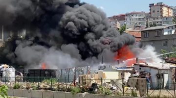 Ataşehir’de hurdalık alanda yangın!