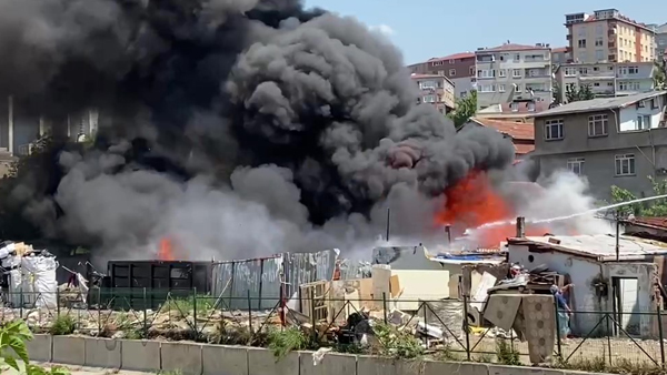 Ataşehir’de hurdalık alanda yangın!