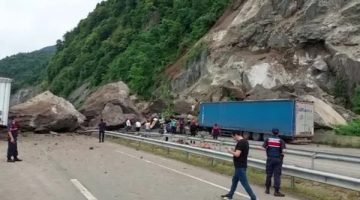 Artvin’de kayalar TIR’ların üzerine düştü:1 ölü, 2 yaralı