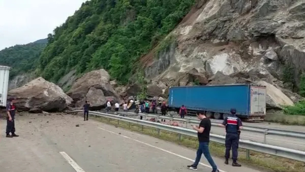 Artvin’de kayalar TIR’ların üzerine düştü:1 ölü, 2 yaralı