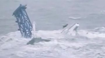 Hong Kong’ta Chaba Fırtınası Gemiyi Parçaladı