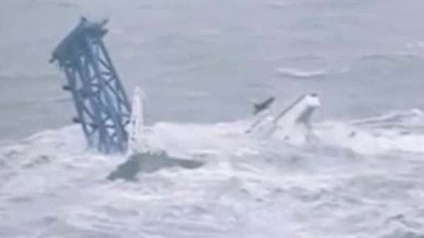 Hong Kong’ta Chaba Fırtınası Gemiyi Parçaladı