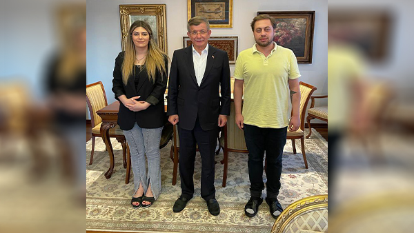 Diplomasını yırtan doktor Davutoğlu’yla görüştü!