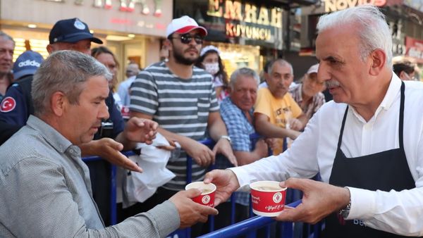 Başkan Yıldırım’dan vatandaşa aşure ikramı