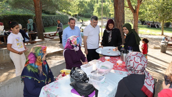 Ak Kadınlardan Aşure İkramı