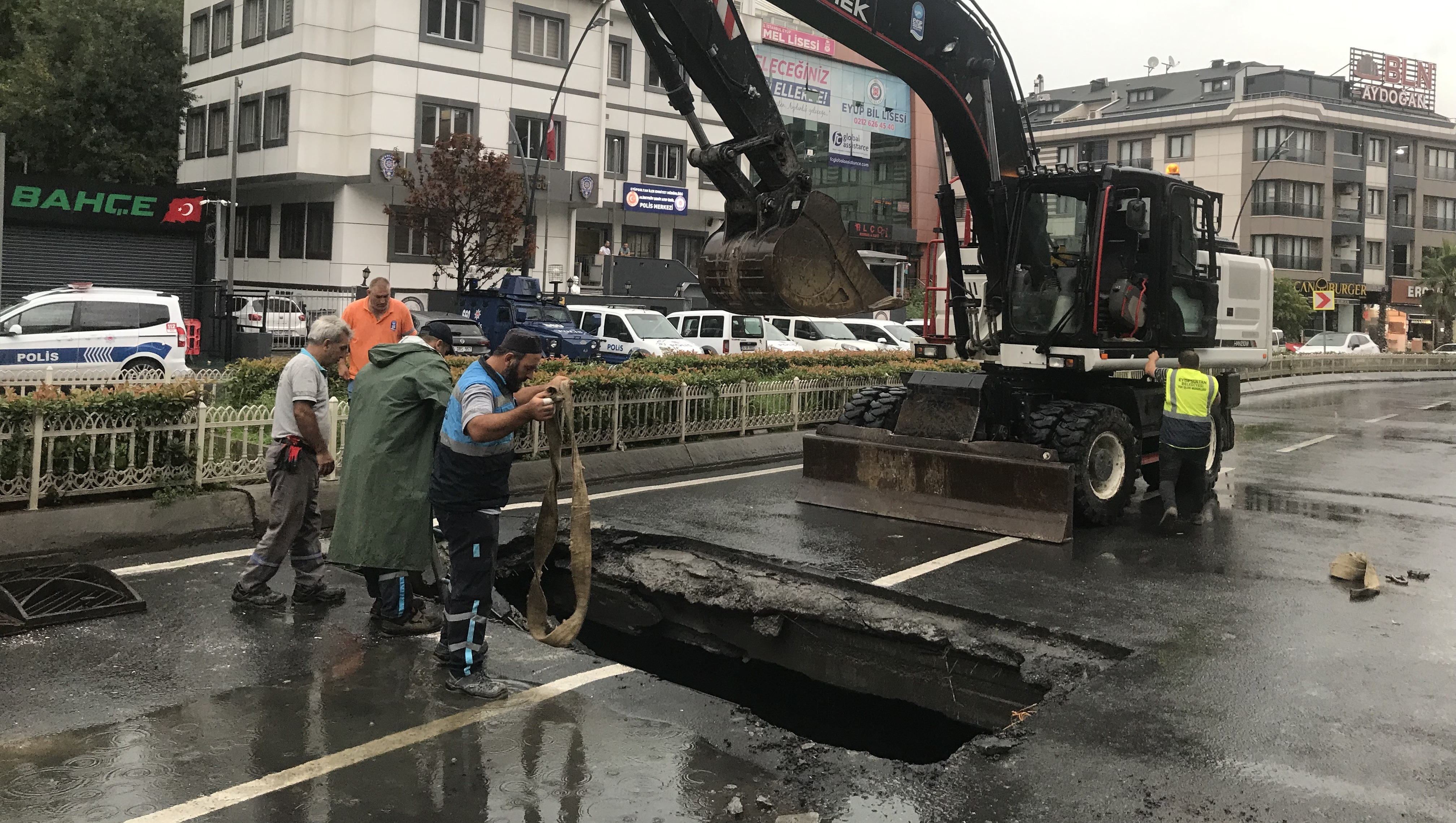 Eyüpsultan’da yol çöktü!