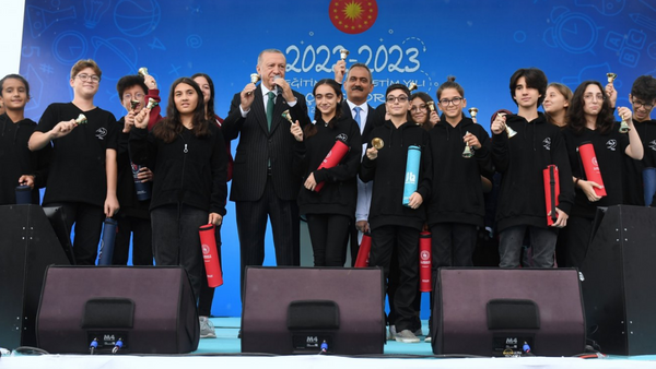 Cumhurbaşkanı Erdoğan ve Bakan Özer Sancaktepe’de İlk Ders Zilini Çaldı