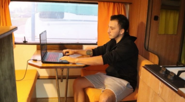 Üniversite öğrencisi kiraları pahalı bulunca karavanda yaşamaya başladı!