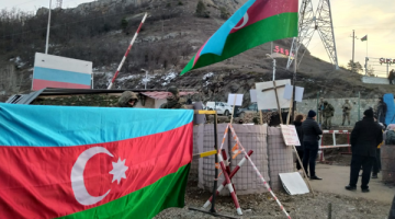 Barış güçleri yanlarında getirdikleri hoparlörlere rağmen protestocuları susturamadı