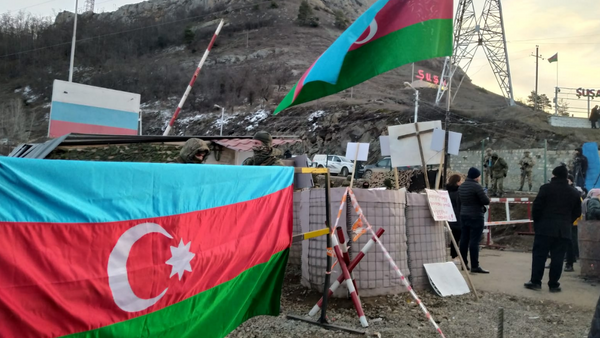 Barış güçleri yanlarında getirdikleri hoparlörlere rağmen protestocuları susturamadı