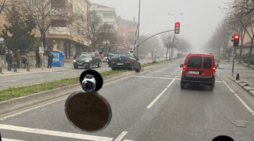 Tuzla’da otomobil trafik lambasına çarptı!