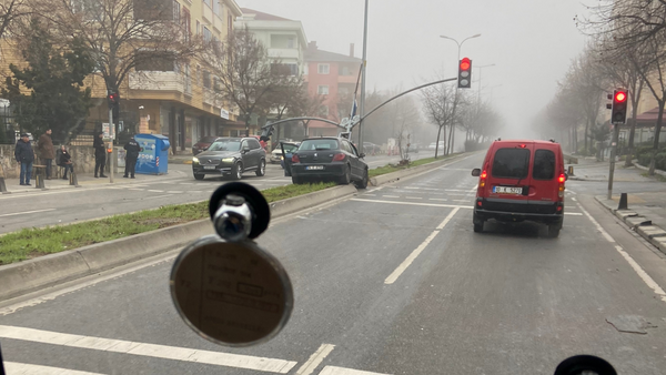 Tuzla’da otomobil trafik lambasına çarptı!