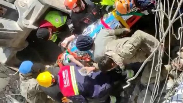 228. saatte iki çocuk ve annesi kurtarıldı