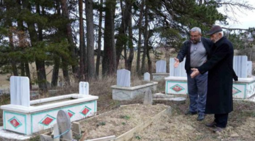 Ayılar Mezarları Kazıyor!