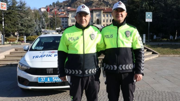 Kahraman Polis Memuru, Kalbi Duran Adamı Hayata Döndürdü