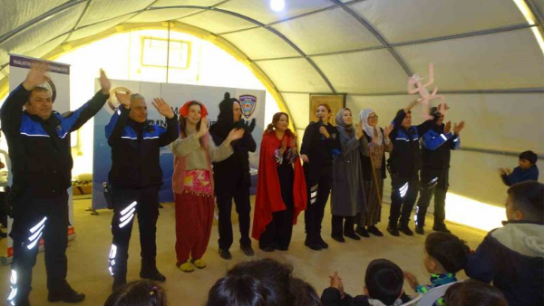 Depremzede Çocuklara Polislerden Moral Tiyatrosu