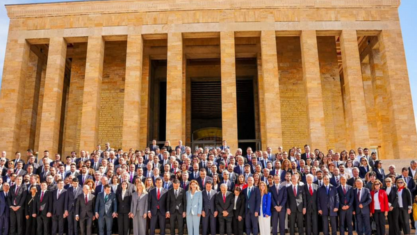 İBB Başkanı Ekrem İmamoğlu ve İlçe Belediye Başkanlarından Anıtkabir’e Ziyaret