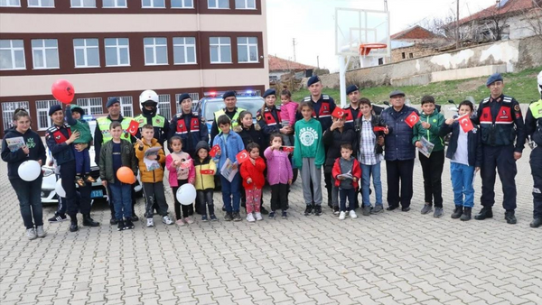 Jandarma Ekiplerinden Çocuklara Bayram Sürprizi