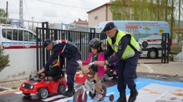 Jandarma Köy Okulu Miniklerine Şeker Tadında Trafik Eğitimi Verdi