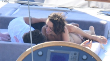 Zeynep Bastık ‘Tatildeyim’