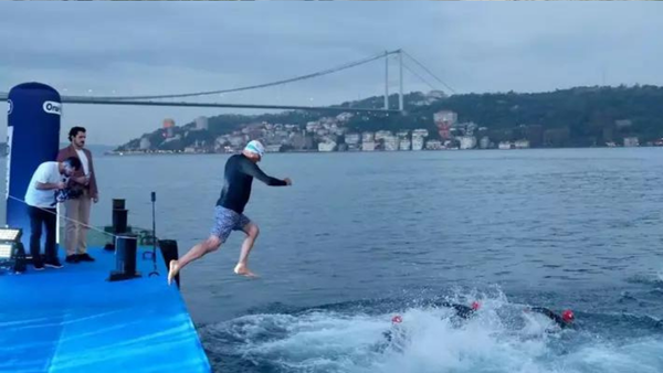 Ümraniye Belediye Başkanı Yıldırım, Challenge İstanbul Yarışmasında Yüzdü