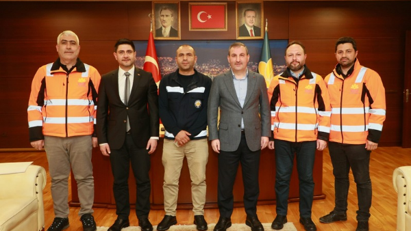 SULTANBEYLİ’DE MİLYONLARIN GÖNLÜNÜ FETHEDEN GÖRÜNTÜLERİN KAHRAMANINI BELEDİYE BAŞKANI ALİ TOMBAŞ ÖDÜLLENDİRDİ