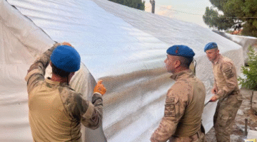 Balıkesir Sındırgı’da Depremzedelere Jandarma Desteği: Çadır Kurulumu ve Yardım Faaliyetleri İle Barınma Desteği Sağlanıyor