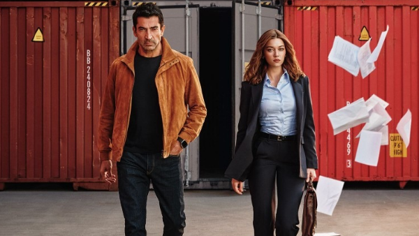 Kenan İmirzalıoğlu ve Afra Saraçoğlu’lu “Abi” Dizisinin Afişi Yayınlandı