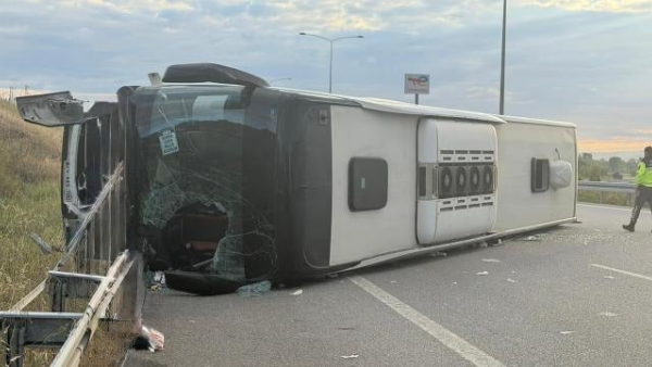 İstanbul-İzmir Otoyolu’nda yolcu otobüsü devrildi: 25 yaralı