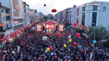 SULTANBEYLİ’DE KANSERİ YENEN ZEYD İÇİN BİNLERCE BALON GÖKYÜZÜNE BIRAKILDI
