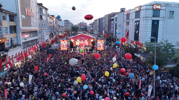SULTANBEYLİ’DE KANSERİ YENEN ZEYD İÇİN BİNLERCE BALON GÖKYÜZÜNE BIRAKILDI