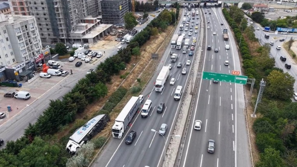 Sultanbeyli’de TIR Devrildi! Trafik Kilitlendi