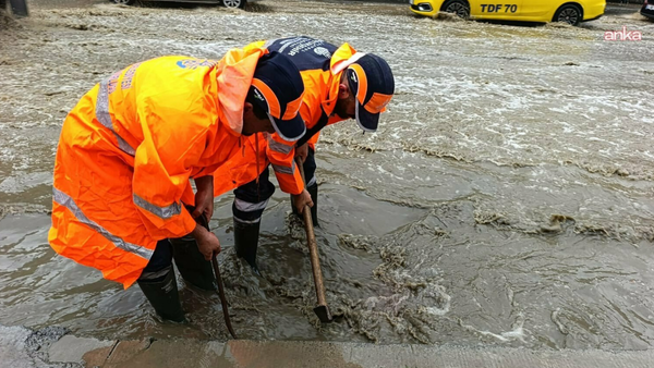 Kuvvetli Sağanak İstanbul’da Hayatı Olumsuz Etkiledi