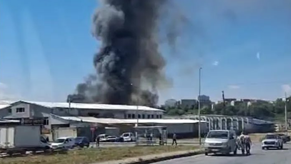 Arnavutköy’deki Fabrika Yangını 3 Saatte Kontrol Altına Alındı