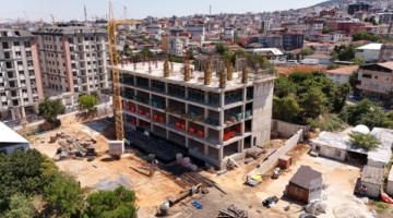 SULTANBEYLİ’DE YENİ OKULLAR HIZLA YÜKSELİYOR