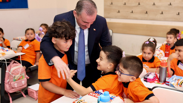 9 BİN ÖĞRENCİYE ÜCRETSİZ KIRTASİYE SETİ